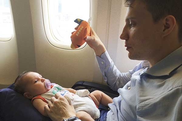 Viajar de avião com um bebê: esses são os cuidados mais importantes