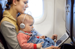 Viajar de avião com um bebê: esses são os cuidados mais importantes